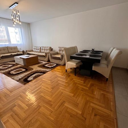 Big Spacious Apartment In Pej Center With Wi-Fi 페야 외부 사진