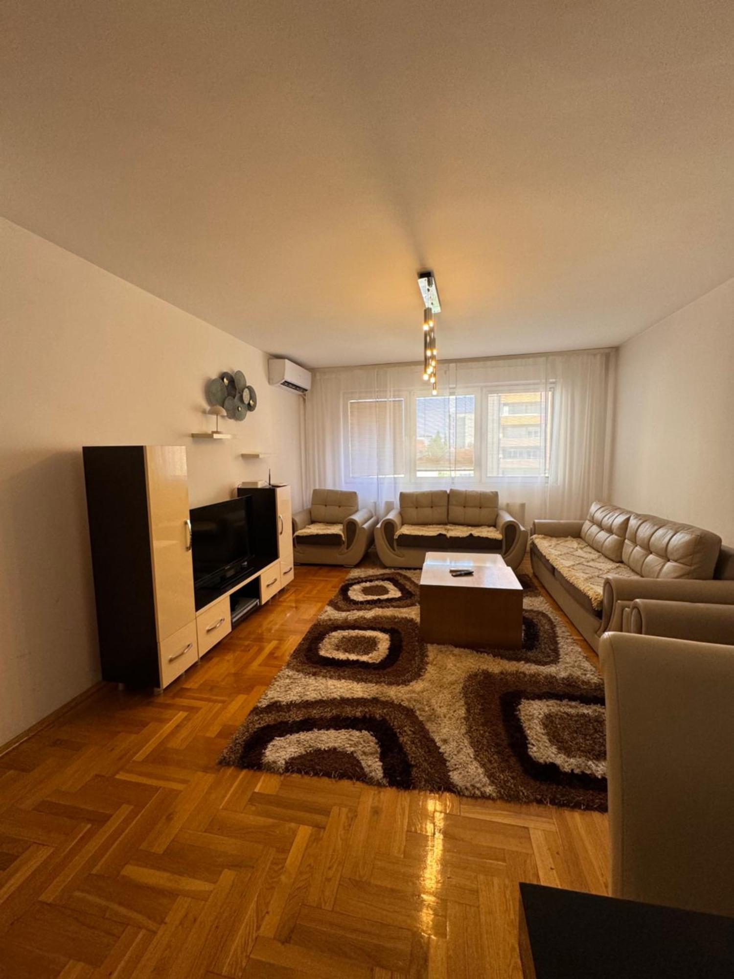 Big Spacious Apartment In Pej Center With Wi-Fi 페야 외부 사진
